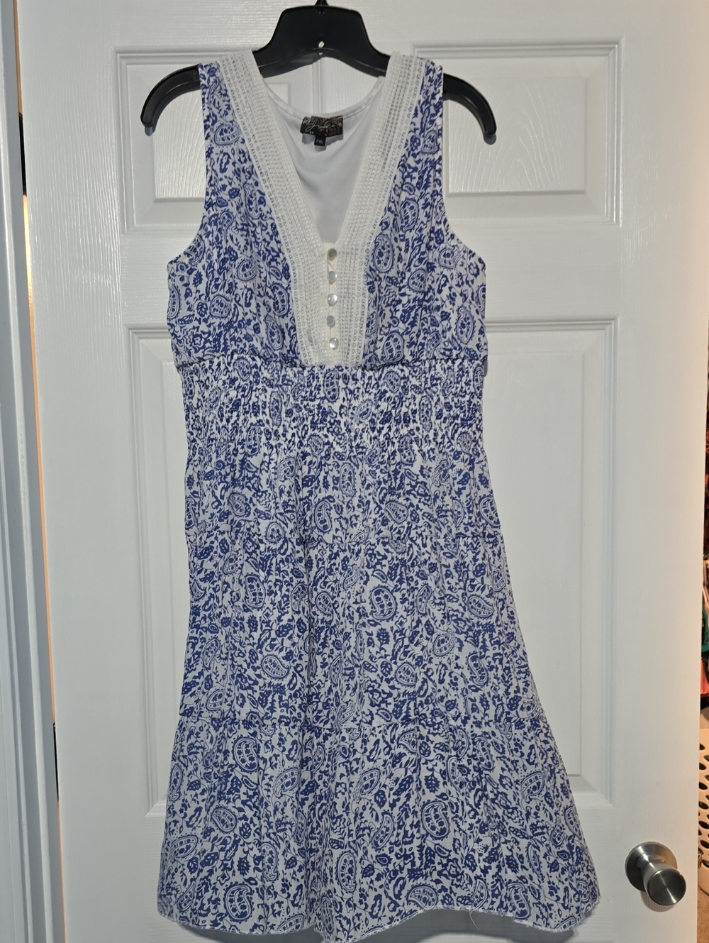 White Crochet-Detail Tank Top with Decorative Bow Tag